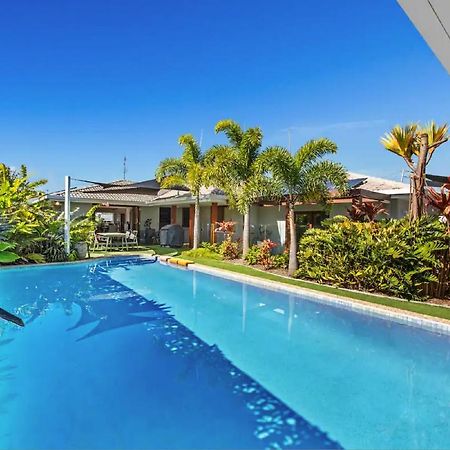 Broadbeach Bungalow - Heated Pool - Sleeps 7 โกลด์โคสต์ ภายนอก รูปภาพ