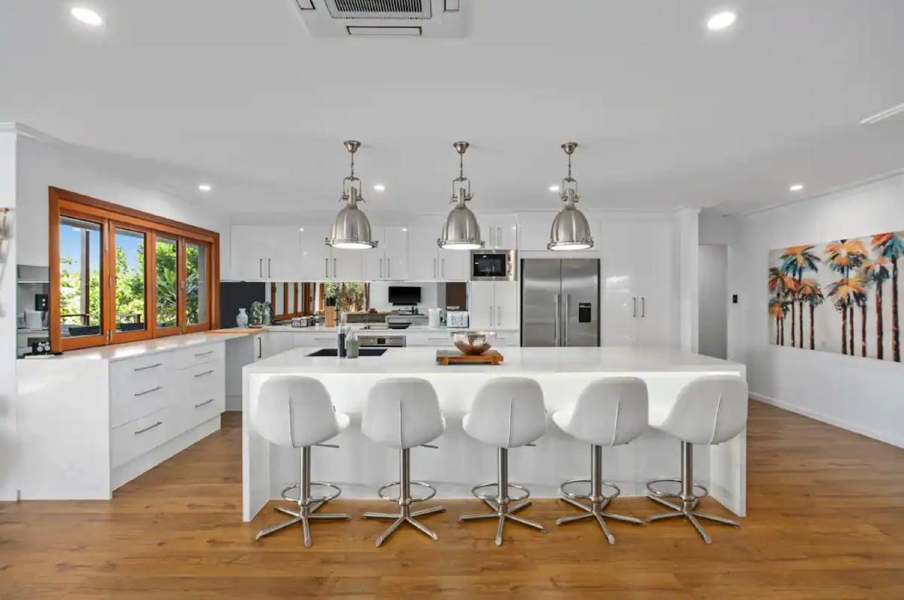 Broadbeach Bungalow - Heated Pool - Sleeps 7 โกลด์โคสต์ ภายนอก รูปภาพ