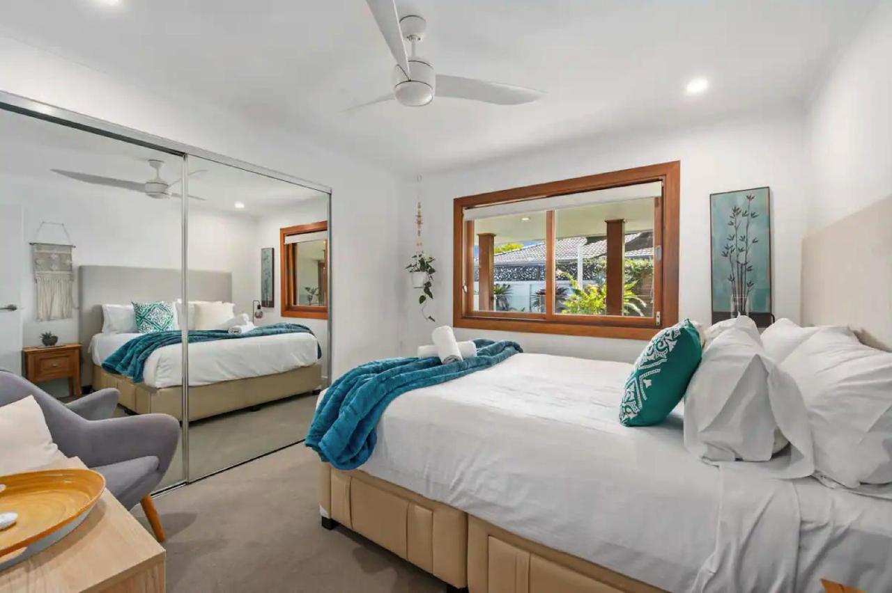 Broadbeach Bungalow - Heated Pool - Sleeps 7 โกลด์โคสต์ ภายนอก รูปภาพ