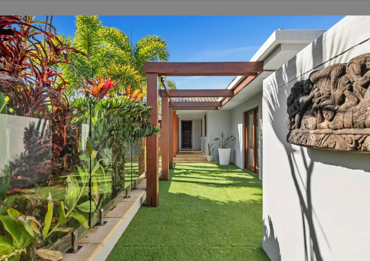 Broadbeach Bungalow - Heated Pool - Sleeps 7 โกลด์โคสต์ ภายนอก รูปภาพ