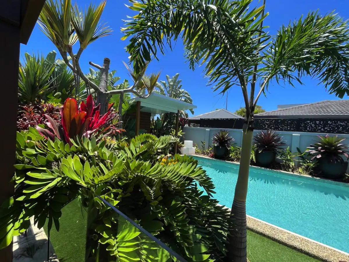 Broadbeach Bungalow - Heated Pool - Sleeps 7 โกลด์โคสต์ ภายนอก รูปภาพ