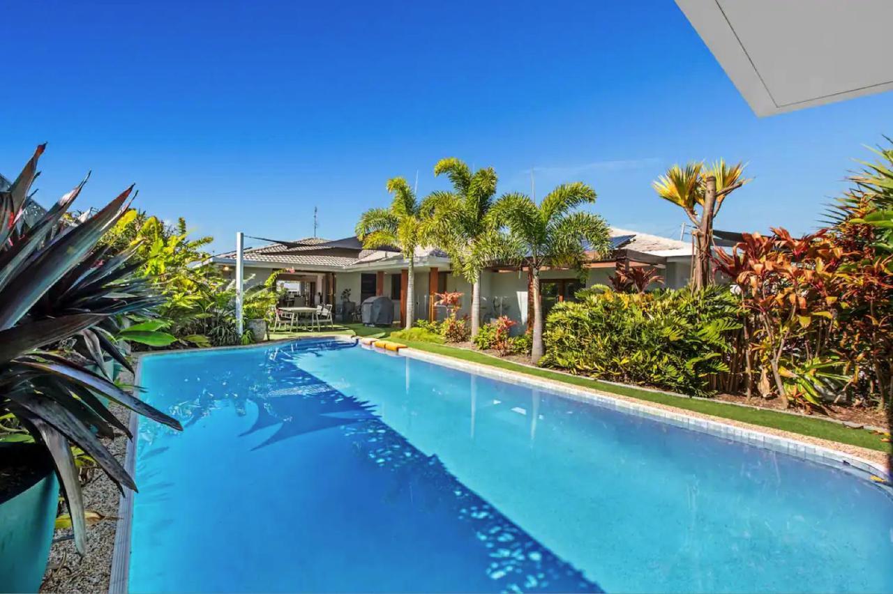Broadbeach Bungalow - Heated Pool - Sleeps 7 โกลด์โคสต์ ภายนอก รูปภาพ