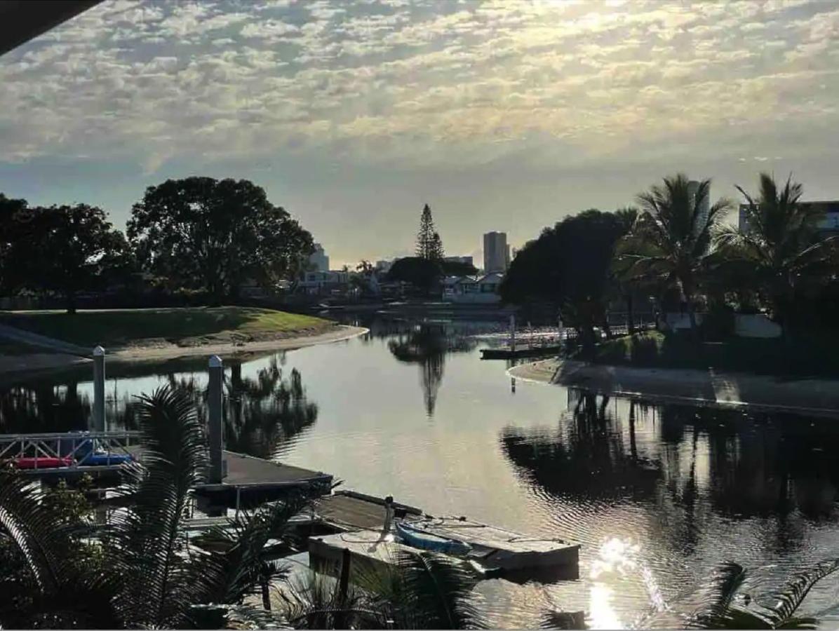 Broadbeach Bungalow - Heated Pool - Sleeps 7 โกลด์โคสต์ ภายนอก รูปภาพ
