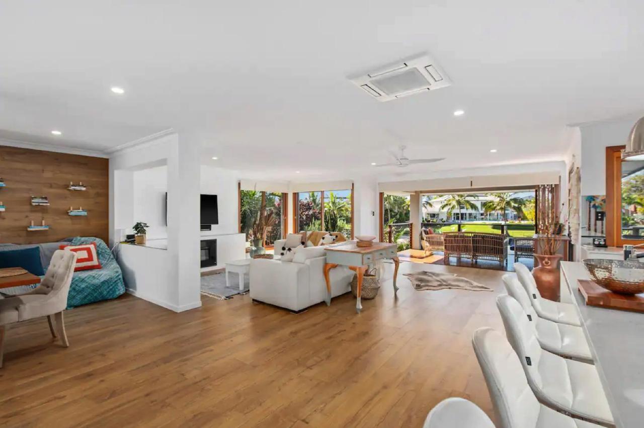 Broadbeach Bungalow - Heated Pool - Sleeps 7 โกลด์โคสต์ ภายนอก รูปภาพ