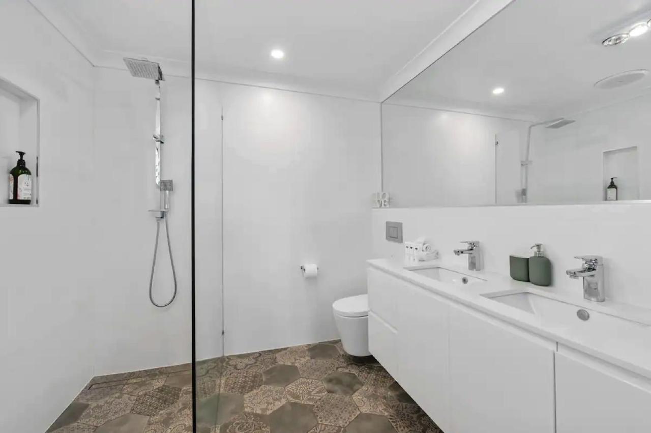 Broadbeach Bungalow - Heated Pool - Sleeps 7 โกลด์โคสต์ ภายนอก รูปภาพ