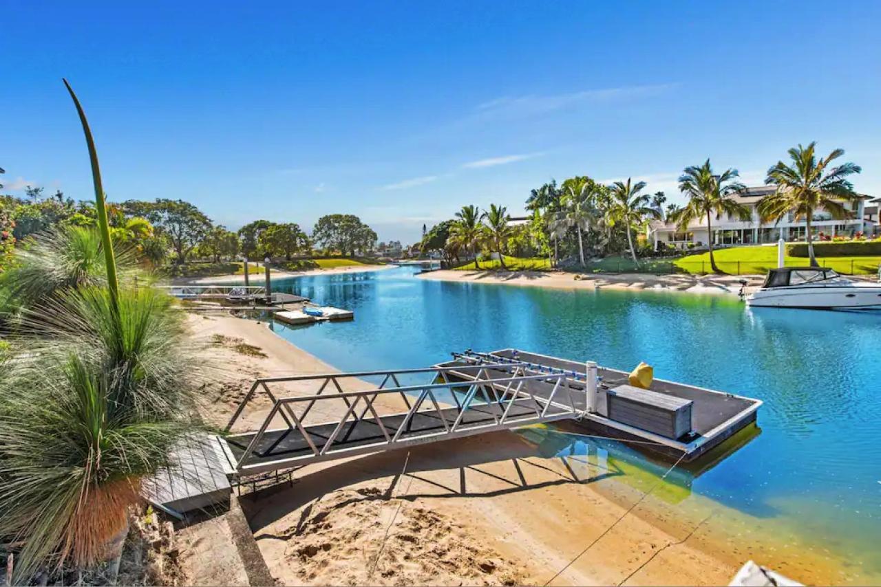 Broadbeach Bungalow - Heated Pool - Sleeps 7 โกลด์โคสต์ ภายนอก รูปภาพ