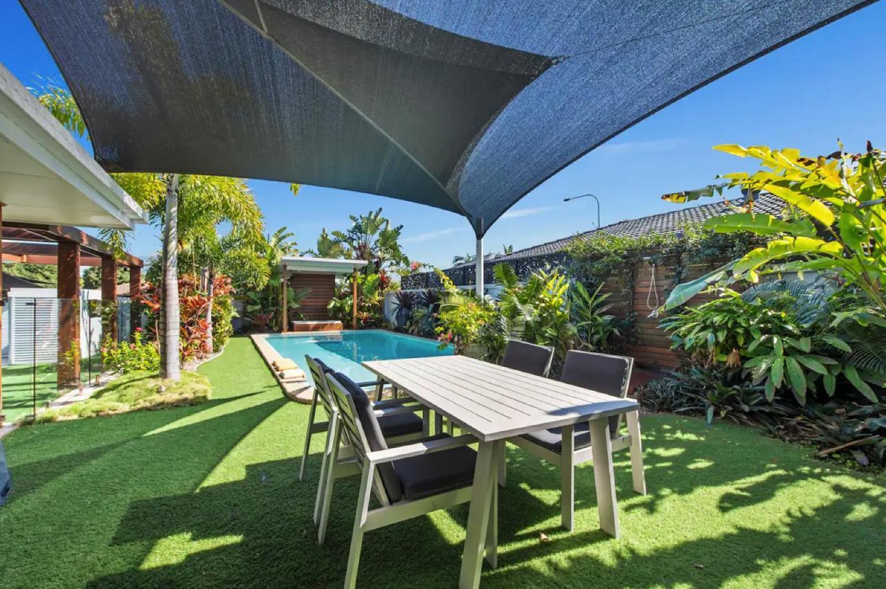 Broadbeach Bungalow - Heated Pool - Sleeps 7 โกลด์โคสต์ ภายนอก รูปภาพ