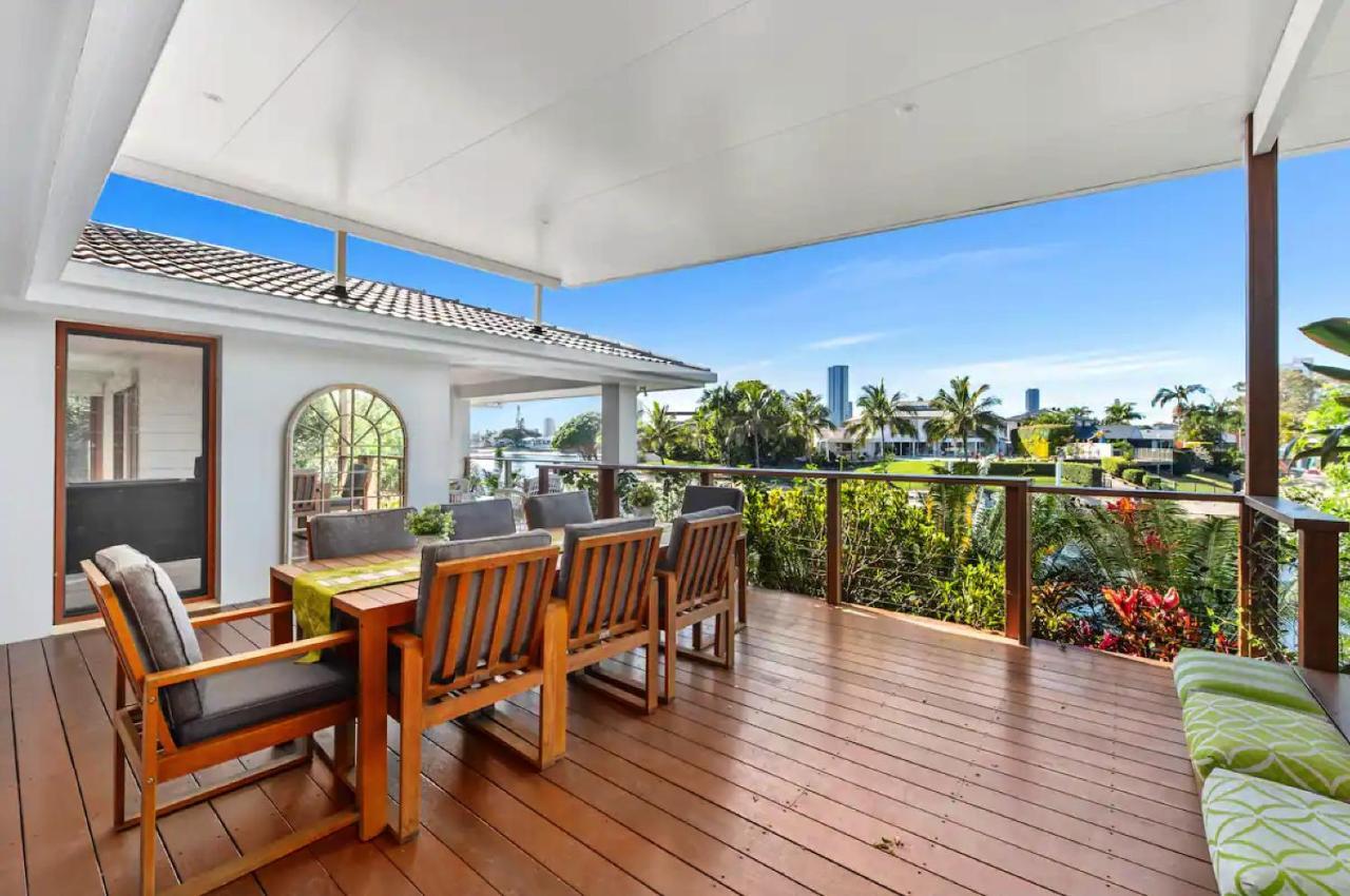 Broadbeach Bungalow - Heated Pool - Sleeps 7 โกลด์โคสต์ ภายนอก รูปภาพ