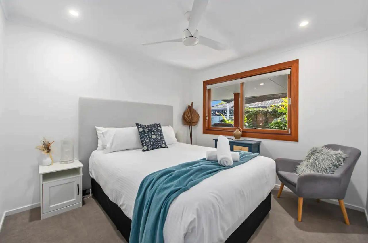 Broadbeach Bungalow - Heated Pool - Sleeps 7 โกลด์โคสต์ ภายนอก รูปภาพ