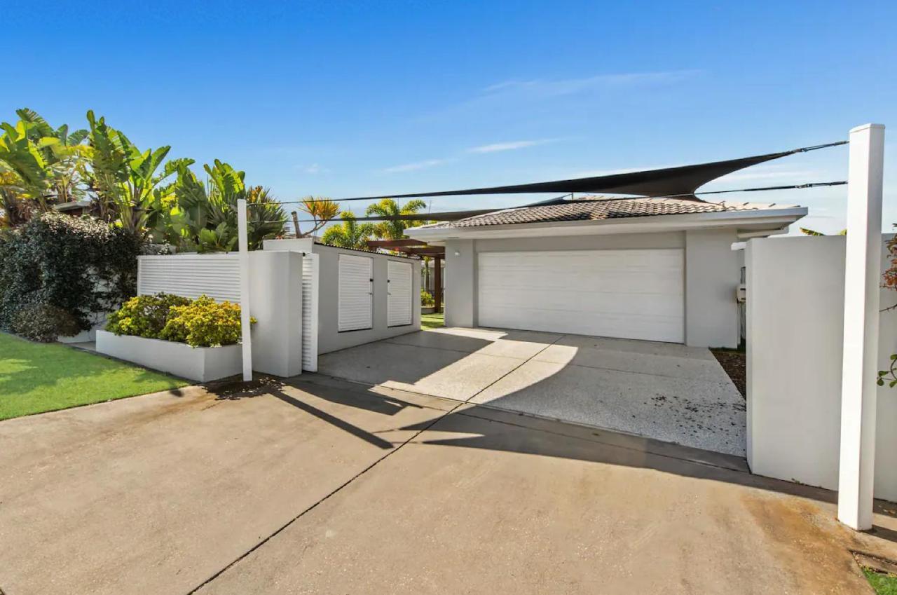 Broadbeach Bungalow - Heated Pool - Sleeps 7 โกลด์โคสต์ ภายนอก รูปภาพ